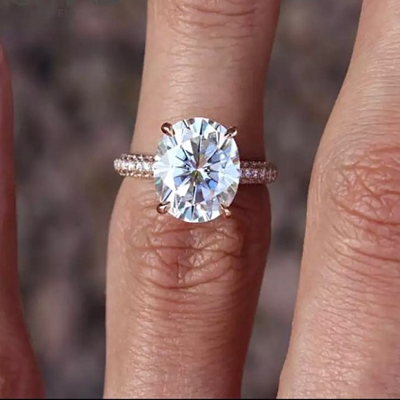 Beautiful Classic Oval Cut Silver Diamond Ring - Picture 6 of 7